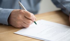 Договор дарения: как правильно оформить передачу квартиры