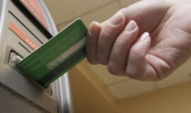 «Система перегнула палку»: россияне стали чаще жаловаться на блокировки банковских счетов